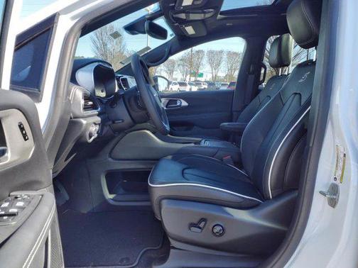 2024 Chrysler Pacifica Hybrid Premium S Appearance Pkg