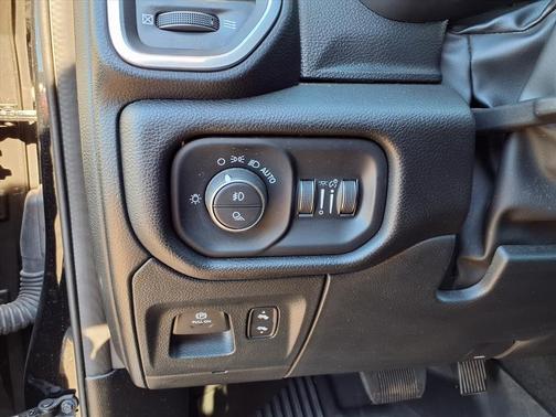Diamond Black Crystal Pearlcoat 2023 RAM 1500 Laramie