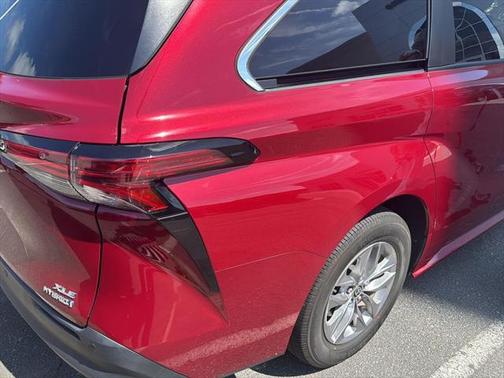 2021 Toyota Sienna XLE 8 Passenger