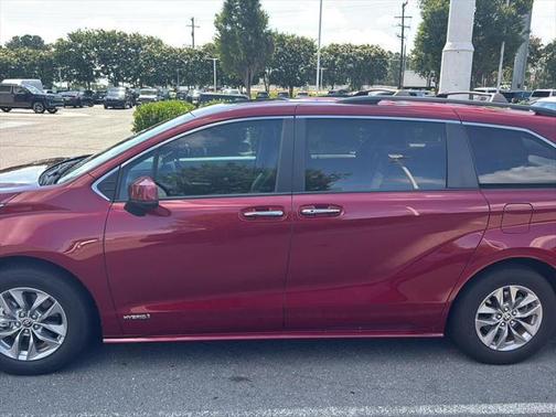 2021 Toyota Sienna XLE 8 Passenger