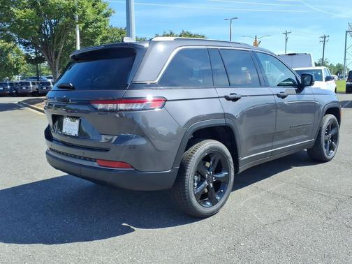 Silver Zynith 2026 Jeep Grand Cherokee Altitude