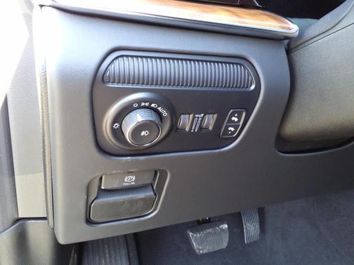 Diamond Black Crystal Pearlcoat 2024 Jeep Grand Wagoneer L Series III 4x4