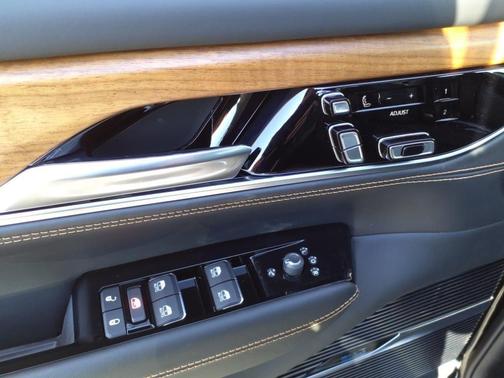 Diamond Black Crystal Pearlcoat 2024 Jeep Grand Wagoneer L Series III 4x4