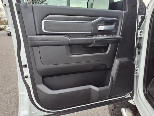 Bright White Clearcoat 2022 RAM 2500 Big Horn Crew Cab 4x4 6'4' Box