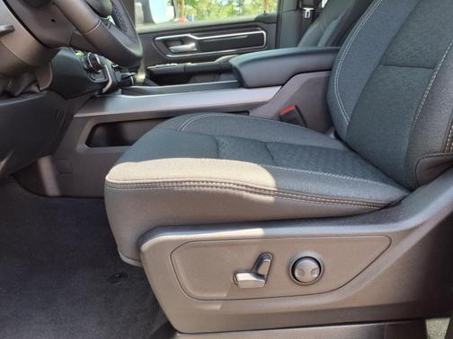 Diamond Black Crystal Pearlcoat 2025 RAM 1500 Big Horn/Lone Star