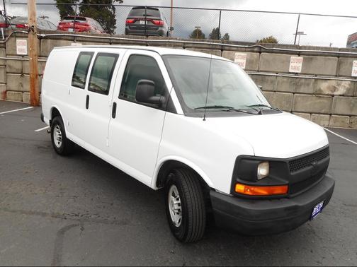 White 2007 Chevrolet Express 2500 LT