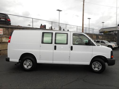 White 2007 Chevrolet Express 2500 LT