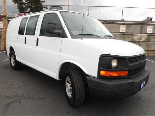 White 2007 Chevrolet Express 2500 LT