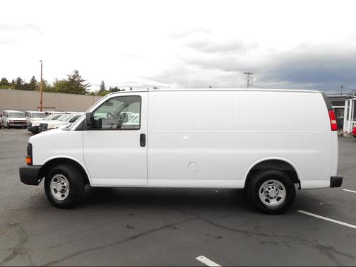 White 2007 Chevrolet Express 2500 LT