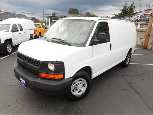 White 2007 Chevrolet Express 2500 LT