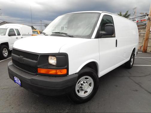 White 2007 Chevrolet Express 2500 LT