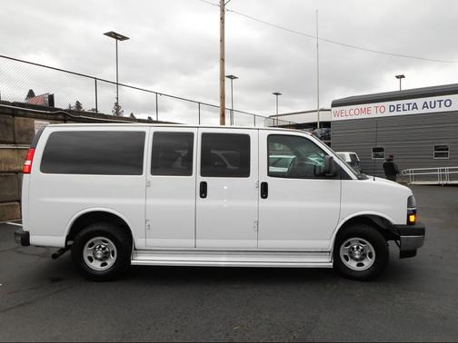 White 2017 Chevrolet Express 3500 LT