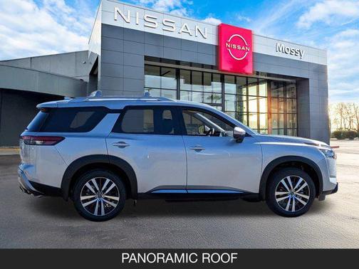 2025 Nissan Pathfinder Platinum FWD