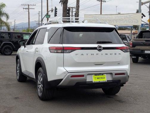 2025 Nissan Pathfinder SL