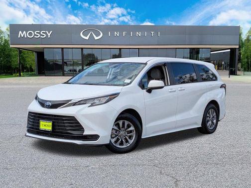 2023 Toyota Sienna LE