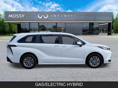 2023 Toyota Sienna LE