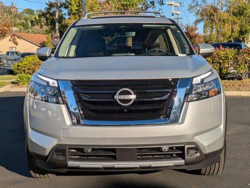 2025 Nissan Pathfinder Platinum FWD