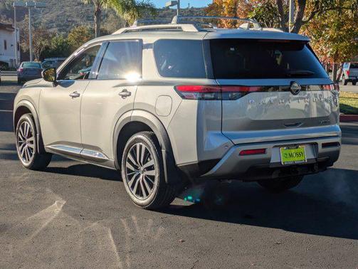 2025 Nissan Pathfinder Platinum FWD