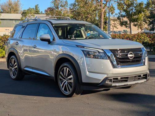 2025 Nissan Pathfinder Platinum FWD