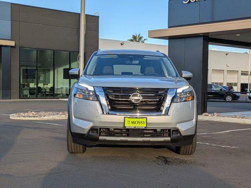 2025 Nissan Pathfinder SL FWD