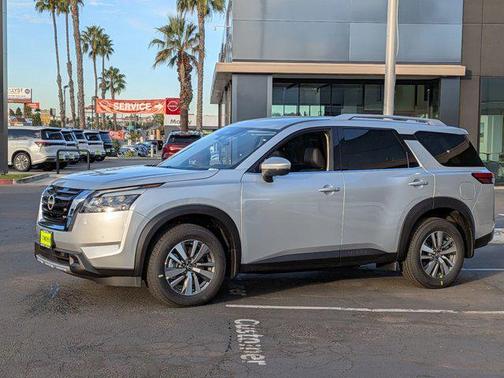2025 Nissan Pathfinder SL FWD