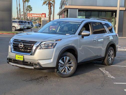 2025 Nissan Pathfinder SL FWD