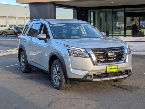 2025 Nissan Pathfinder SL FWD