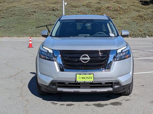 2025 Nissan Pathfinder SL FWD