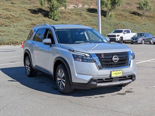 2025 Nissan Pathfinder SL FWD