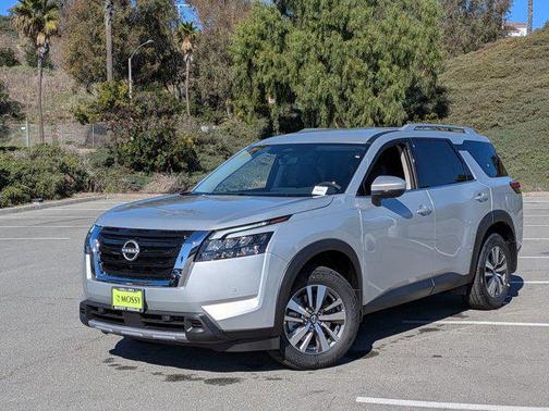 2025 Nissan Pathfinder SL FWD