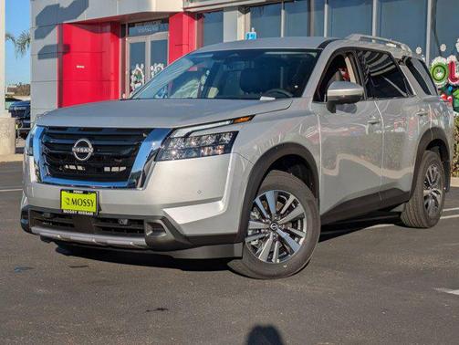 2025 Nissan Pathfinder SL FWD