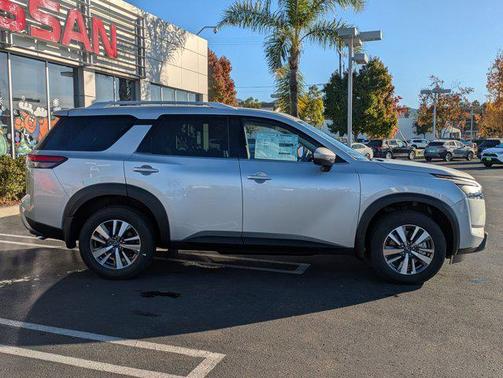 2025 Nissan Pathfinder SL FWD