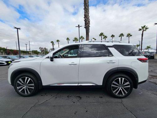 2025 Nissan Pathfinder Platinum FWD