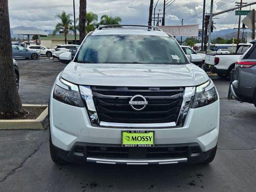 2025 Nissan Pathfinder Platinum FWD