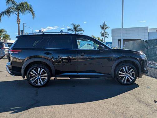 2025 Nissan Pathfinder Platinum 4WD