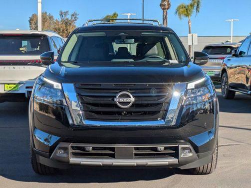 2025 Nissan Pathfinder Platinum 4WD