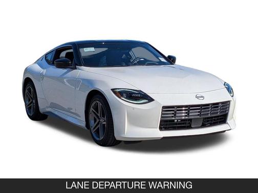 Pearl White Tricoat/Super Black 2026 Nissan Z Sport