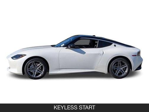 Pearl White Tricoat/Super Black 2026 Nissan Z Sport