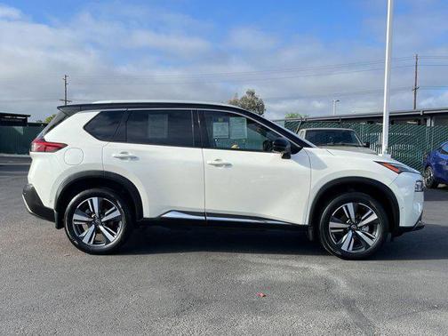 Pearl White Tricoat/Super Black 2023 Nissan Rogue SL