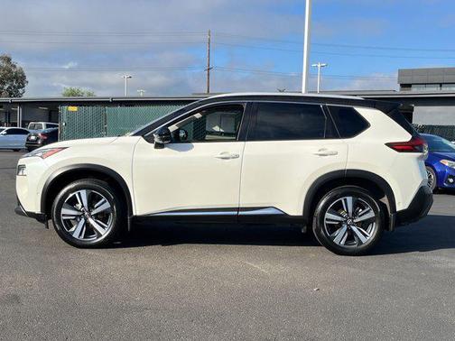 Pearl White Tricoat/Super Black 2023 Nissan Rogue SL