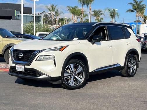 Pearl White Tricoat/Super Black 2023 Nissan Rogue SL