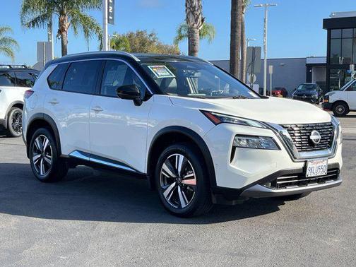 Pearl White Tricoat/Super Black 2023 Nissan Rogue SL