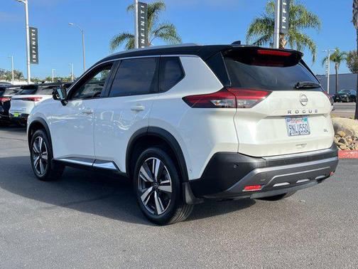 Pearl White Tricoat/Super Black 2023 Nissan Rogue SL