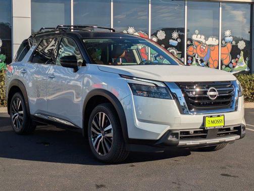 2025 Nissan Pathfinder Platinum FWD