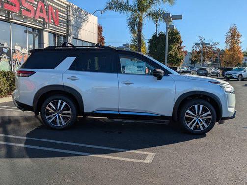 2025 Nissan Pathfinder Platinum FWD