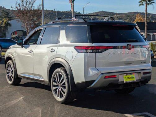 2025 Nissan Pathfinder Platinum FWD