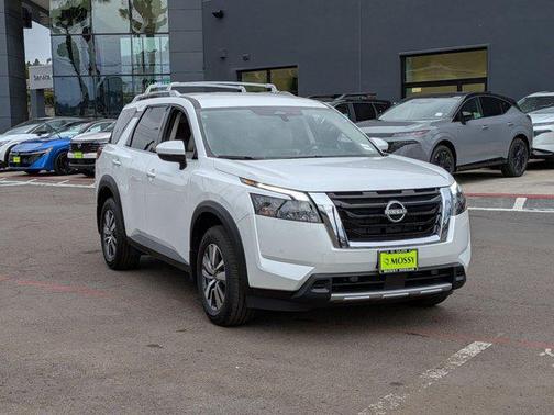 2025 Nissan Pathfinder SL FWD