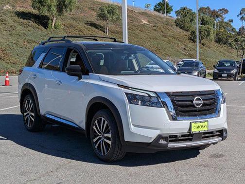2025 Nissan Pathfinder Platinum FWD