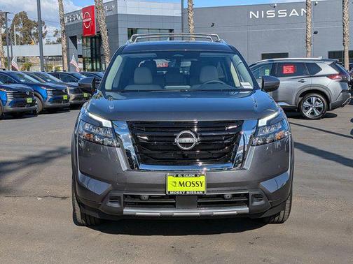 2025 Nissan Pathfinder SL FWD