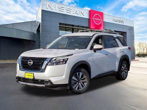 2025 Nissan Pathfinder SL FWD